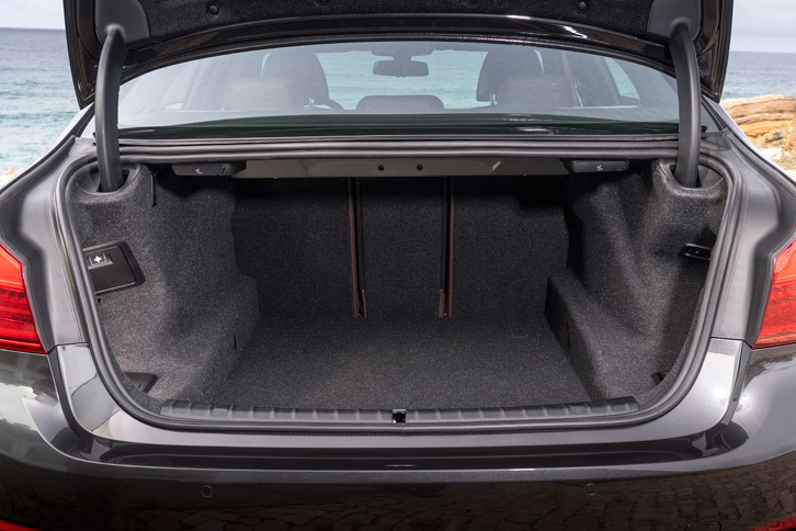 ラゲッジルームの容量は530リッター。後席には3分割可倒機構が備えられている。