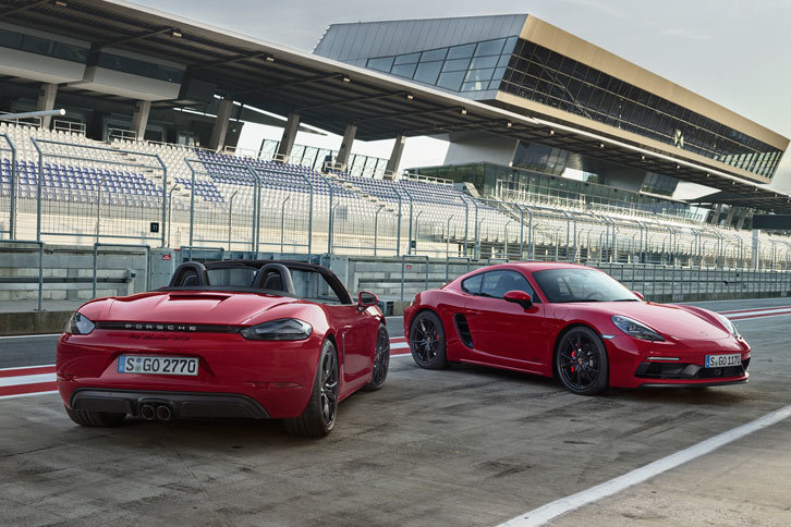 「ポルシェ718ボクスターGTS」（左）と「718ケイマンGTS」（右）。