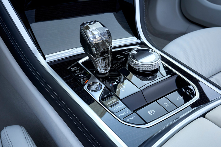 クリスタル製のシフトノブが目を引くセンターコンソール。周囲にはインフォテインメントシステムの操作スイッチや走行モードのセレクターが並ぶ。