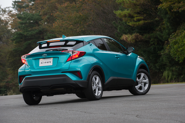 「大人の感性に響くスタイリング」を追求したとされる「C-HR」。リアドアのノブがルーフ付近にレイアウトされていることもあり、2ドアクーペのようなたたずまいを見せる。