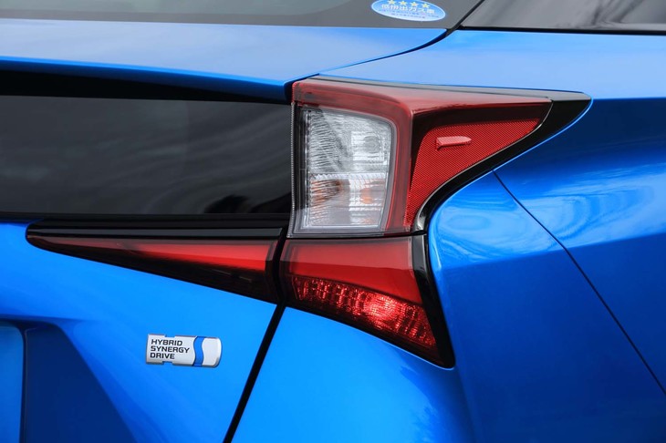 左右で“鳥居”のようなグラフィックを形成していたテールランプは、水平基調に光るように変更。フロントマスクともども、筆者の気に入っていたディテールは取り去られてしまった。