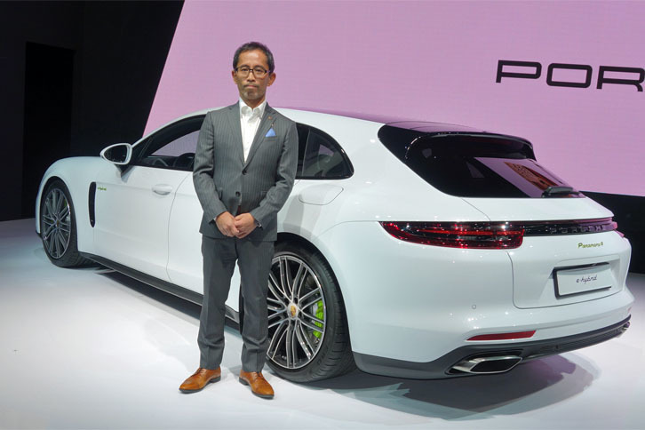独ポルシェでエクステリアデザイナーを務める山下周一氏。身ぶり手ぶりを交えて、「パナメーラ スポーツツーリスモ」のデザインを解説した。