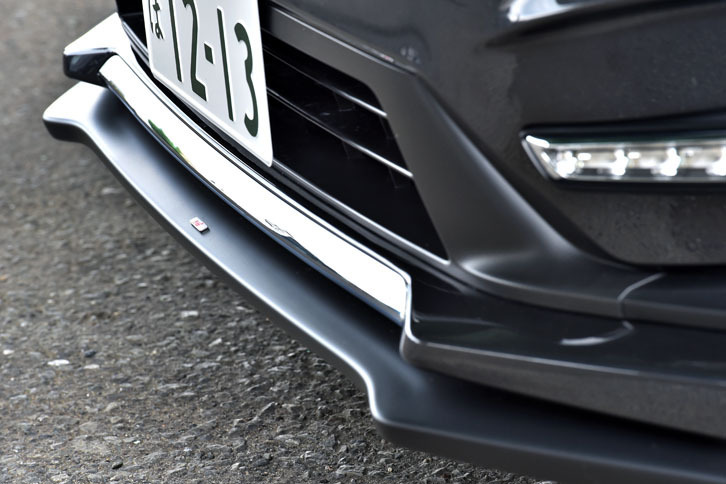 フロントバンパーも専用品。同様に専用のLEDフロントフォグランプが装着されている。