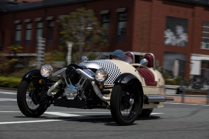 車検証に記載されていた車両重量は590kgで、前軸重は370kg、後軸重は220kgとかなりのフロントヘビー。それでいて、コーナリングに特別はコツはいらない。