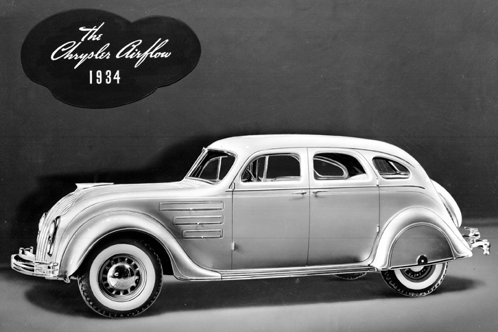 1934年にクライスラーがリリースした「エアフロー」。空力性能を考慮した画期的なデザインのクルマだったが、あまりに先進的すぎて市場には受け入れられなかった。