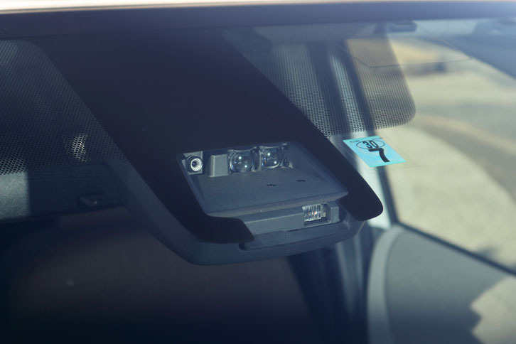 テスト車の「フリード ハイブリッドEX」には、衝突被害軽減ブレーキや車線維持支援システムなどがセットになった安全装備「Honda SENSING」が搭載されていた。写真は、その機能を支える単眼カメラ。