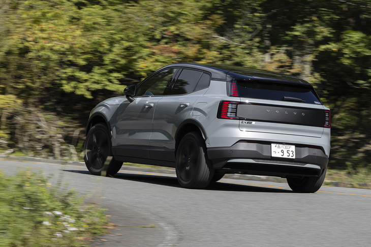 駆動用バッテリーの総電力量は69kWhでWLTCモードの一充電走行距離は500km。今回の試乗を通じての電費は5.4km/kWhと、コンパクトカーとしてはソコソコ、大パワー車としては優秀な数値だった。