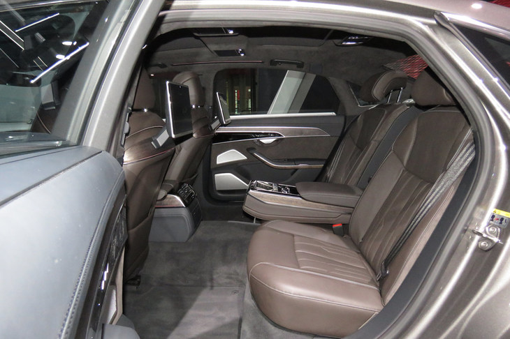 アウディA8 L（リアシート）