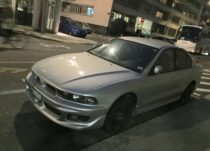 街角で見かけた珍車その5。8代目「三菱ギャラン」。そのデザインは、日本で見る以上にエキゾチックなアニメーション風である。