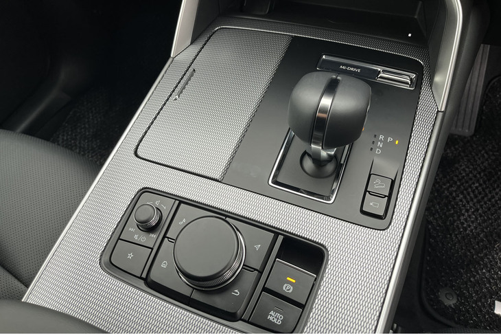 「CX-80」では単板クラッチ式のトルコンレス8段ATが全車に搭載される。シフトセレクターは上部右側がパーキング位置に設定された「エレキシフト」と呼ばれるマツダ独自のもの。クリック感がしっかりとしており、いかにも操作しているというフィーリングがカーマニア的にはうれしい。