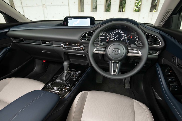 インテリアでは「人とクルマとの一体感」を表現。メーターパネルとその両サイドのエアコン吹き出し口を、ドライバーを中心とした左右対称にレイアウトしている。