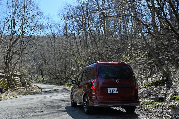 高ボッチ高原に向かうワインディングロードの途中で。少し先に進んだところに「冬季閉鎖中」の看板を発見して引き返した。