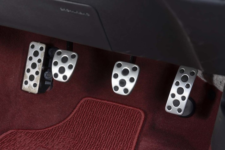 「RZ」専用の滑り止め付きアルミペダル。クラッチはつながった感覚がつかみやすい。