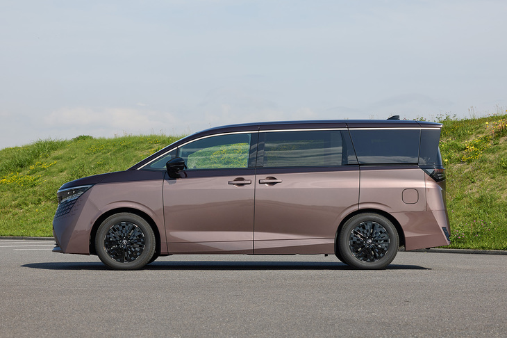 新型のボディーサイズは全長×全幅×全高＝4995×1895×1975mm。高さが160mmも拡大しているのが際立っている。