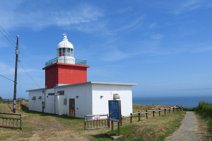 太平洋と相対する湯沸岬灯台。古ぼけた電柱といい、まるで映画のなかのよう。