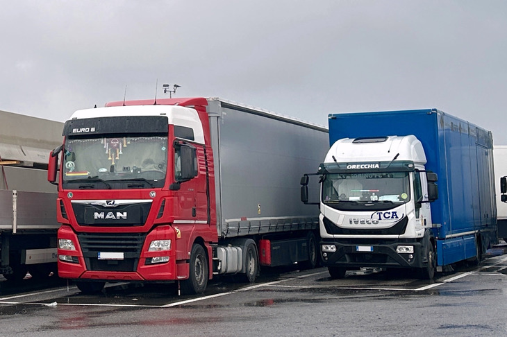 外に出たら、装着例のようなトラックが並んでいた。右のイヴェコにはイタリア国旗のイルミネーション、ルーマニアのナンバーが付いた左のMANには自国の国旗と、マフラーを模した複数の短冊型ペナントが。