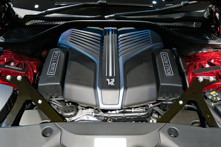 ロールス・ロイス・ブラックバッジ・ゴースト（6.75リッターV12ツインターボエンジン）