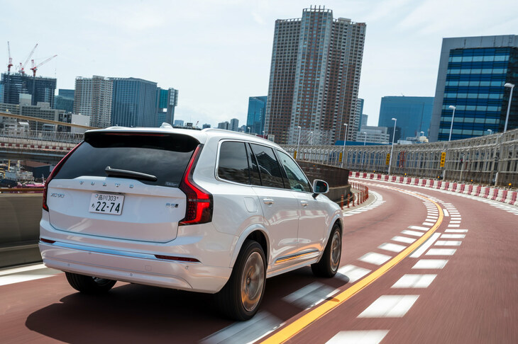 ボルボならではのクリーンな内外装デザインも、他ブランドの大型SUVにはない大きな魅力。ライバルとは異なるこうした個性も、今なお「XC90」が支持される理由のひとつだろう。