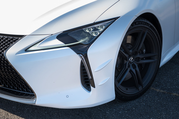 フロントにはカナードが一体成型されたバンパーを装備する。