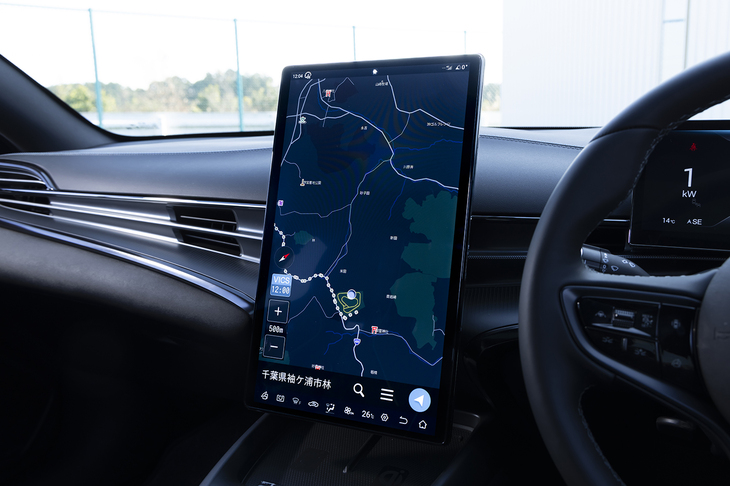 タッチスクリーンは回転機能によって縦型レイアウトにもできる。ただし、徐々に廃止される予定の機能とのことで、国内上陸を果たしたばかりの「シーライオン6」には搭載されていない。