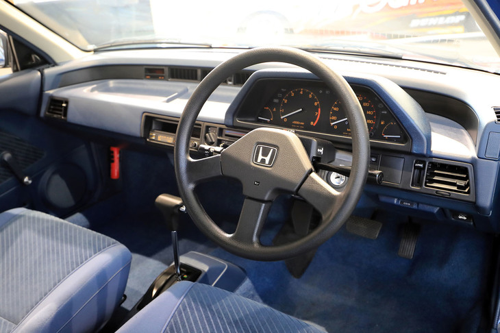 フロアから伸びたシフトセレクターに注目。展示車にはホンダ自製の3段フルオートマチックトランスミッション「ホンダマチック」が搭載されていた。