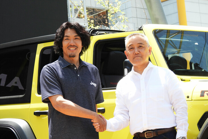 お笑い芸人の藤田憲右さん（左）と、ステランティス ジャパンの打越 晋社長（右）。