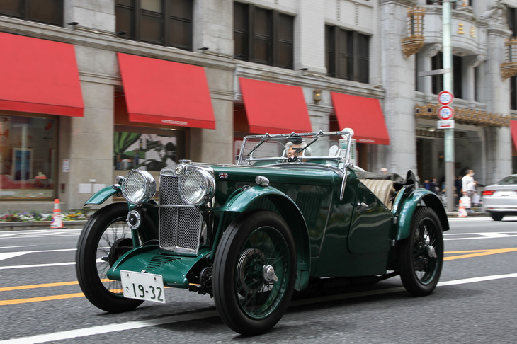 1932年「MG J2ミジェット」。SOHCクロスフローという進歩的なメカニズムの847cc直4エンジンを積んだライトウェイトスポーツ。