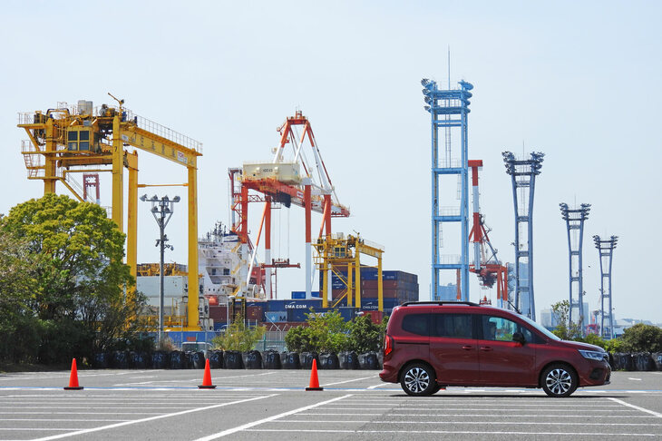 荷物を積めるだけじゃなく、疲れている人に優しくて、操作の応答に包容力がある点も◎。「カングー」はつくづく、しっかりクルマを使う人のための一台でありました。