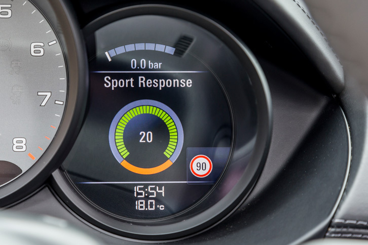 ブースト圧を最大化する「スポーツレスポンスモード」の作動時間は20秒。メーター内のインフォメーションディスプレイにはカウントダウン機能が備わっている。