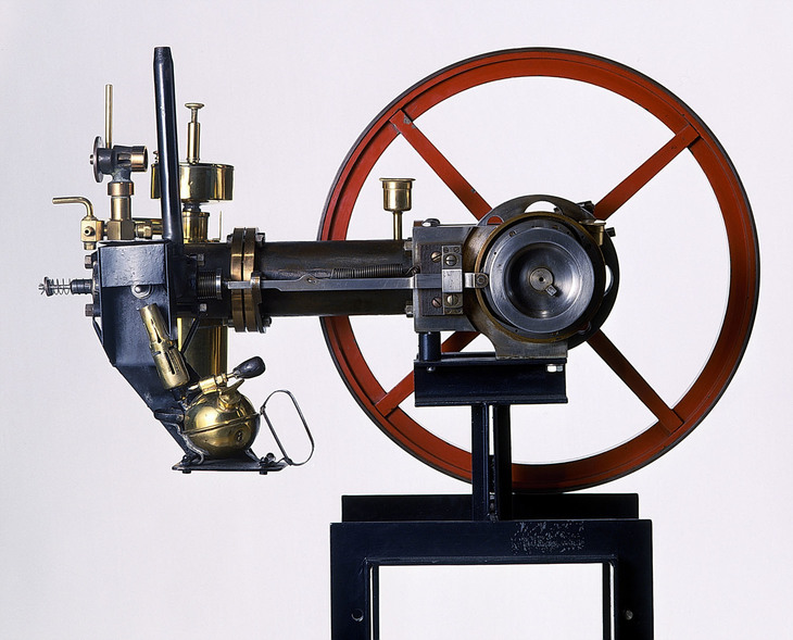 1884年にゴットリープ・ダイムラーとウィルヘルム・マイバッハが完成した4サイクルの小型高速ガソリン機関。この発明によって、自動車の実現が可能になった。