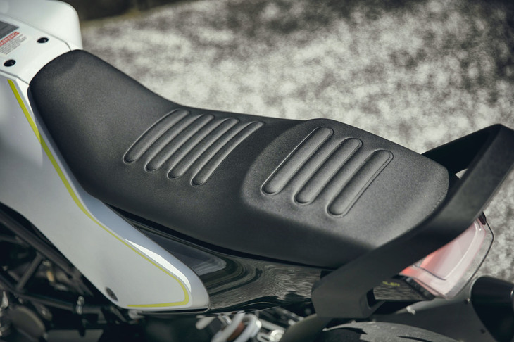 シート高は835mmとかなり高め。低い位置にグリップが突き出たセパレートハンドルとも相まって、ライディング時には非常に前のめりな姿勢を強いられる。