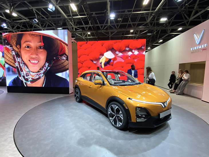 ベトナムのヴィンファストが公開したBEV 4車種のうちの1台「VF6」。同社は1年間で仏・独・蘭に50の販売拠点開設を目指す。