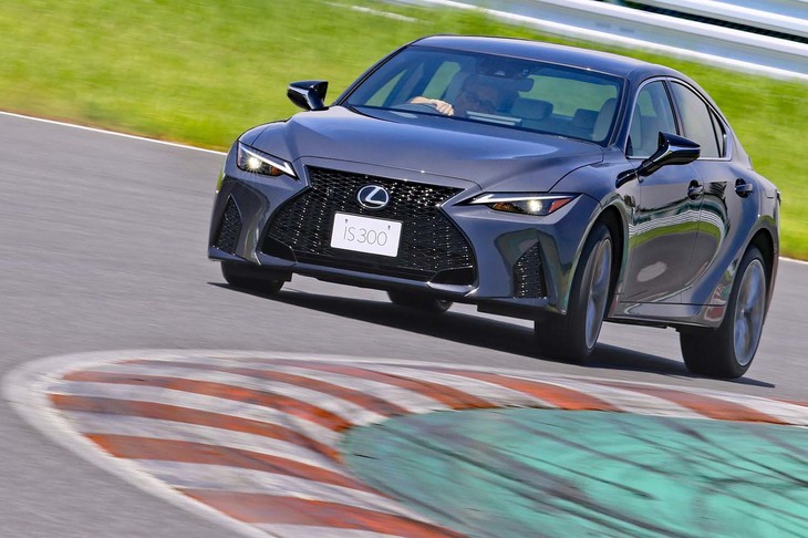 ターボ車「IS300」（写真）には、Gや車速から“ドライバーの意思”を推定し、最適と思われる変速を行う新システム「アダプティブ制御」が搭載される。
