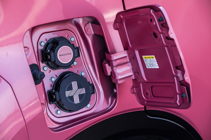 充電ポートは車体の右リアフェンダー部に配置されている。普通充電用のキャップには「SAKURA」のロゴが、急速充電用のキャップにはホイールと同じ日本伝統の水引模様が描かれている。