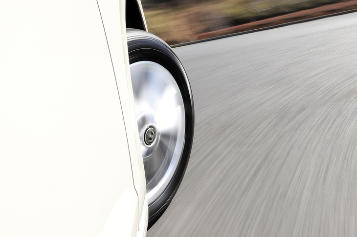 コーナリング時に力を発揮するのは、左右非対称のトレッドパターンとタイヤの構造。「エヌフィラSU1」では、外側のショルダーおよびサイドブロックを最適化することで旋回時のグリップを強化し、路面状況にかかわらず高い運動性能を実現している。