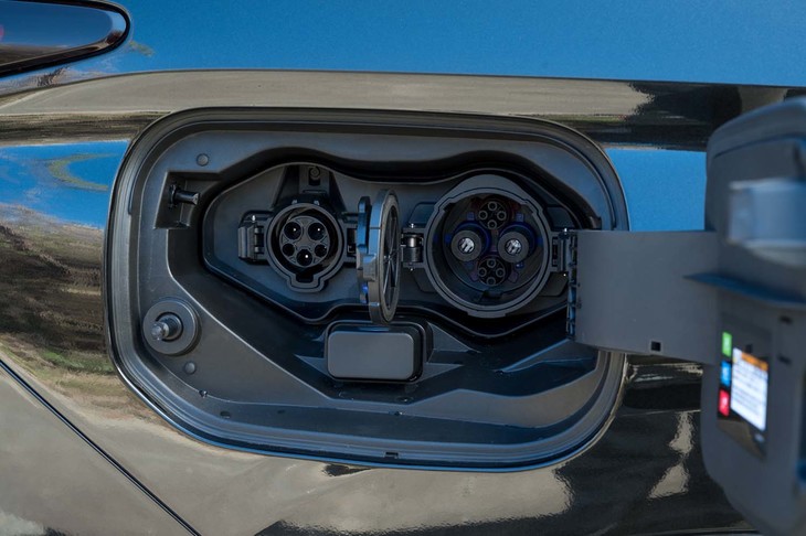 急速充電にも対応するのが「RAV4 PHV」との違いのひとつ。車体の右側に普通充電用ポートと並んで用意される。