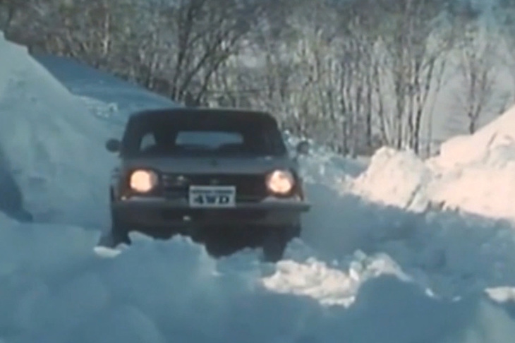 「スバルff-1 1300G 4WD」（プロトタイプ）の雪上テスト映像。テストは昭和46年に、今回のルート近くとなる月山で行われたという。今に続くスバルAWDの原点である。