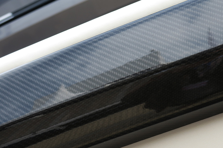 軽量化と低重心化のため、上部構造物には各所にドライカーボンを採用。場所によってはきれいな綾織り模様を見ることができる。