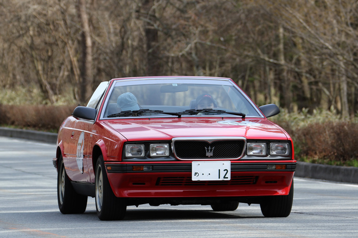 女性ペアがドライブした1991年「マセラティ・スパイダー ザガート」。もともとザガートでボディーを製造していた「ビトゥルボ スパイダー」が、マイナーチェンジに際して車名にザガートを冠した。