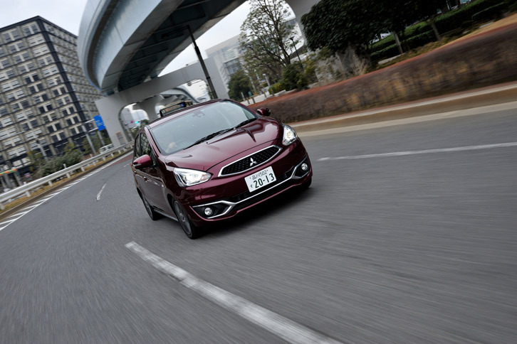 エンジンやCVTの細やかな改良により、燃費は従来の1.2リッターモデルから0.4km/リッター向上の25.4km/リッターに改善している。