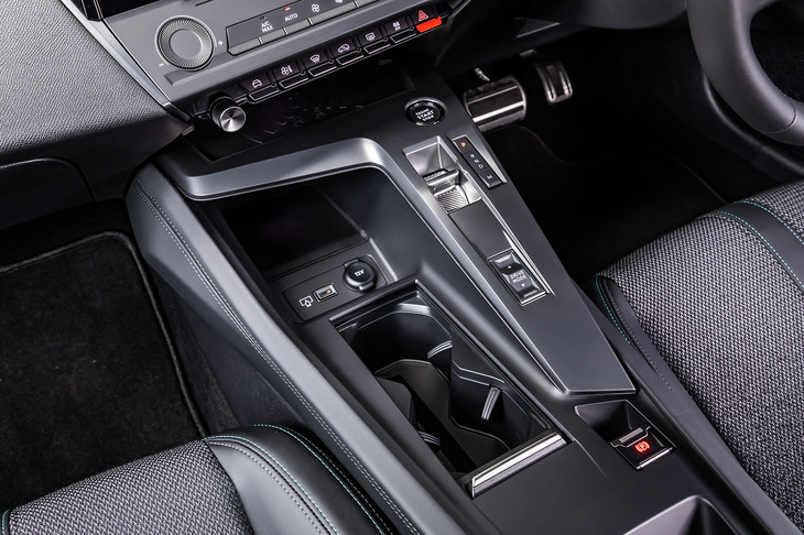 小さなトグルスイッチ型のATセレクターを採用。その周囲に、エンジンのスタート／ストップスイッチやドライブモードセレクターがコンパクトに配置されている。