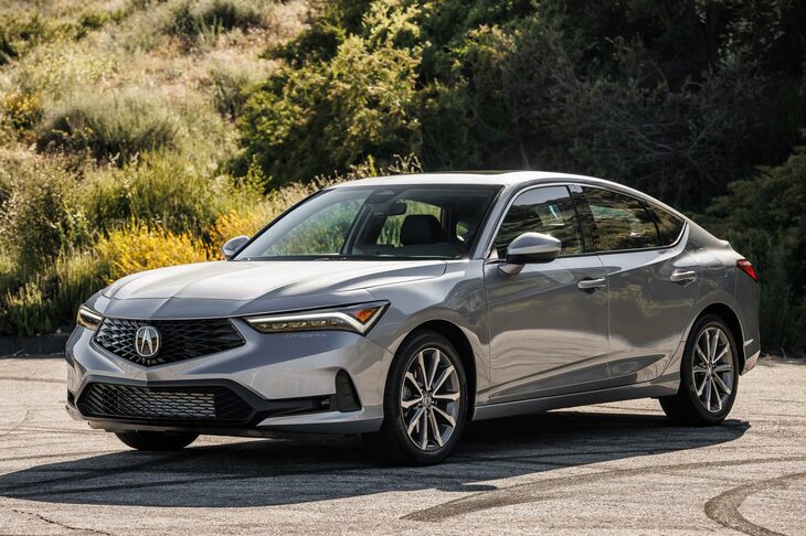 アキュラの特徴である、五角形のグリルを基本としたフロントマスクといい、ボディーサイドを斜めに走る、上下2本のキャラクターラインといい、「インテグラ」は「シビック」と比べると、やや煩雑なデザインとなっている。