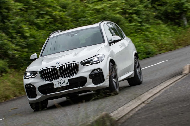 「Mスポーツ」には4輪アダプティブエアサスペンションが標準装備。走行状況や積載量などに応じて、上下40mmずつの範囲で4輪の高さが個別に自動制御される。