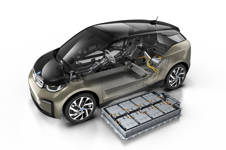 総電力量が33kWhから42kWhに増加した、容量120Ahの新型バッテリーを搭載。