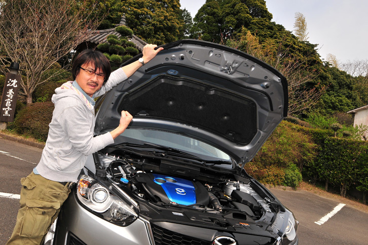 スカイアクティブD 2.2を搭載した「マツダCX-5」と筆者。（写真＝池之平昌信）