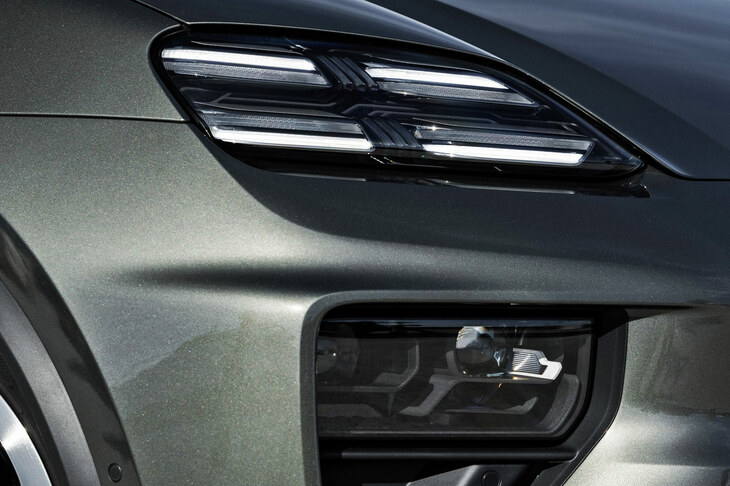 フロントの上部に備わる4本のLEDランプはデイタイムランニングランプ。暗所で前方を照らすヘッドランプは、その下のバンパー側に備わっている。