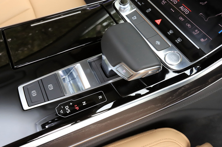 8段ATのシフトレバーは、上面がフラットになったデザインが特徴。パームレストとしても役に立つ。