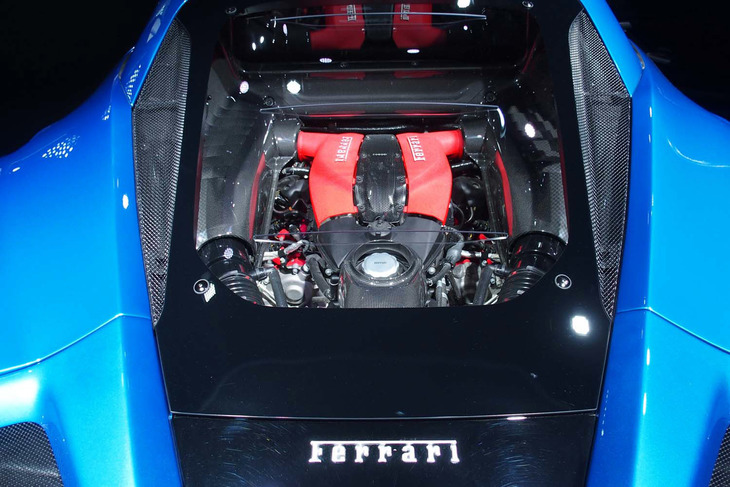 最高出力720ps、最大トルク770Nmを発生する3.9リッターV8ターボエンジンをリアミドに搭載。後輪を駆動する。