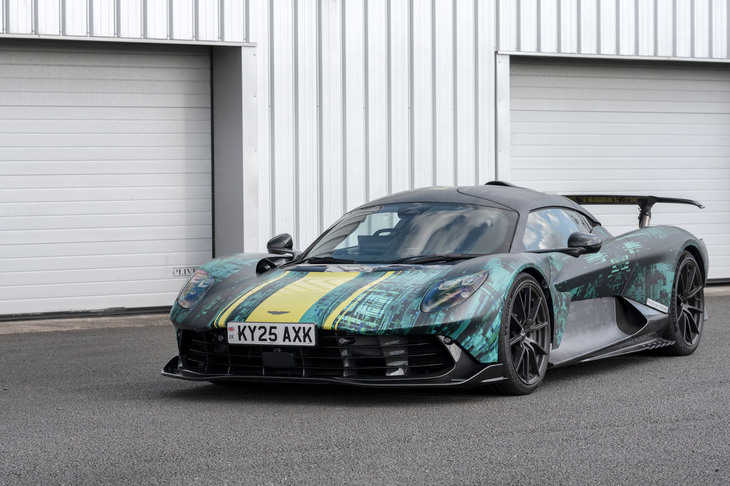 アストンマーティンの「ヴァルハラ」は、同社初となる量産プラグインハイブリッド・ハイパーカー。エンジンをミドに積む、量産型にして究極のドライバーズスーパーカーとうたわれる。