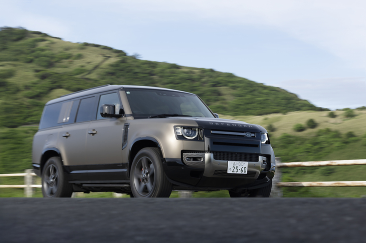 今回の試乗車は「ディフェンダー130」の最上級グレード「Ｘ」の直6ディーゼルエンジン搭載モデル。ボディーカラーは「ゴンドワナストーン」だ。